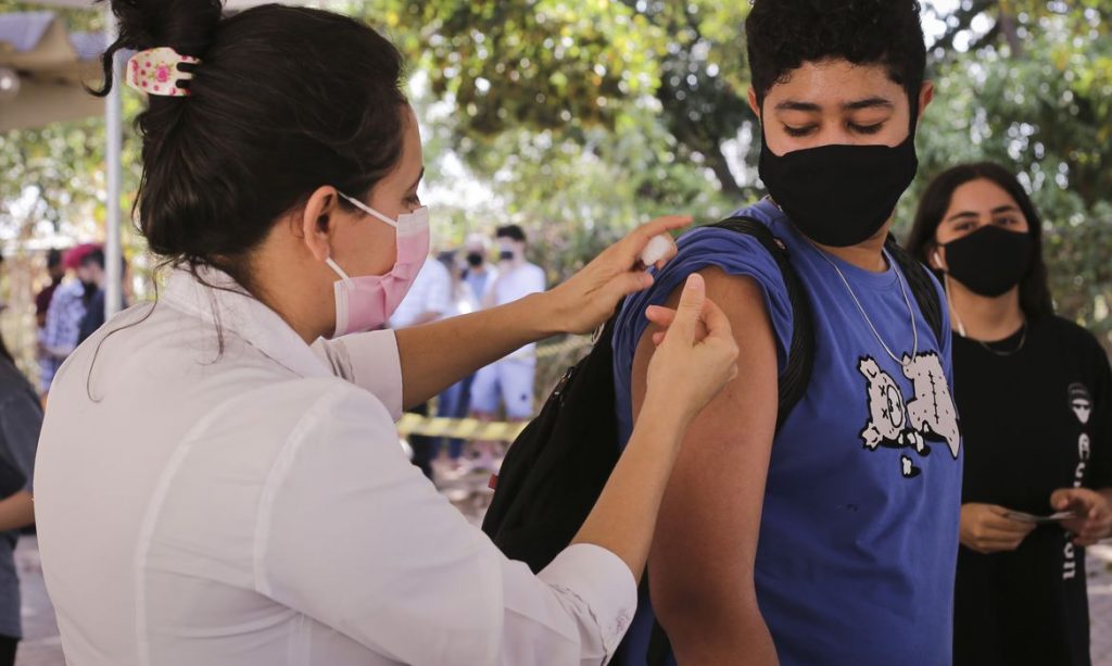 País supera 350 milhões de vacinas contra covid-19 distribuídas 51479672051_6c283799e8_o