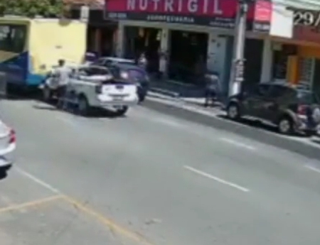 Servidor da Prefeitura de Divinópolis em desvio de função como motorista bate em traseira de ônibus (vídeo)