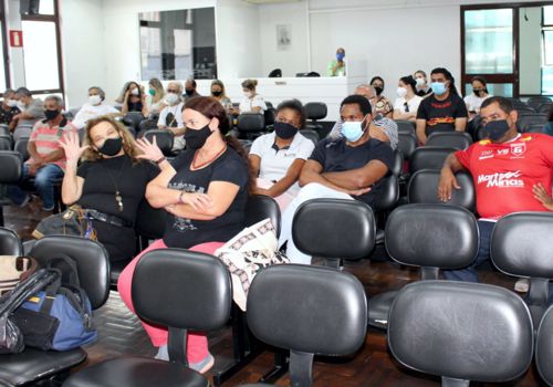 Servidores municipais de Divinópolis mantêm estado de greve; emitem Nota de Repúdio contra prefeito e manifestações contra Cleitinho na ALMG e seu escritório político na cidade