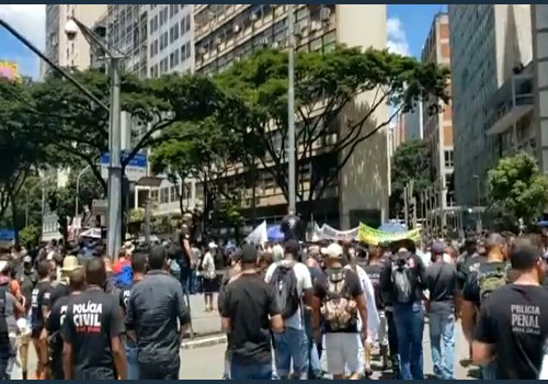Policiais em greve soltam bomba e ferem profissionais de imprensa 1646847960067