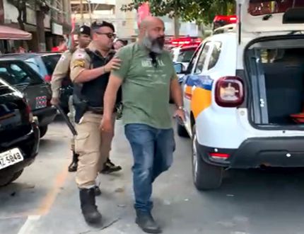 Divinópolis: homem bolsonarista joga cerveja em rosto de mulher militante do PT e é preso (imagens) homem preso divinopolis