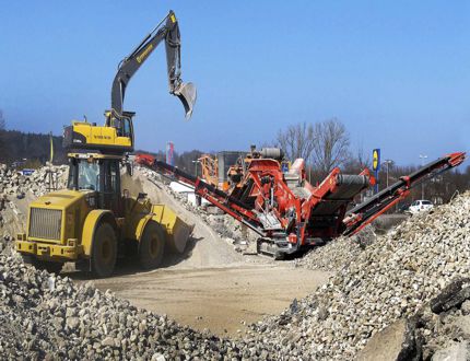 Prefeitura realiza reunião para discutir problemas dos resíduos sólidos da construção civil no município; solução é usina de reciclagem
