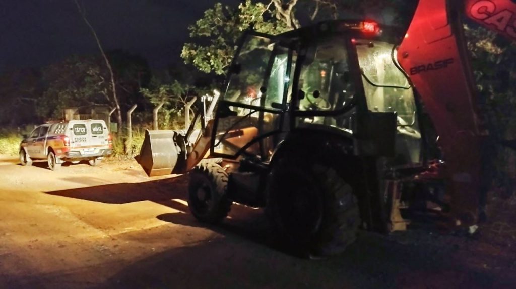Retroescavadeira furtada em São Sebastião do Oeste é recuperada pela PM retroescavadeira