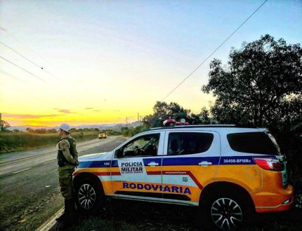 Homem é preso dirigindo bêbado na MG-252 em São Gonçalo do Pará Homem bebado são gonçalo do Para