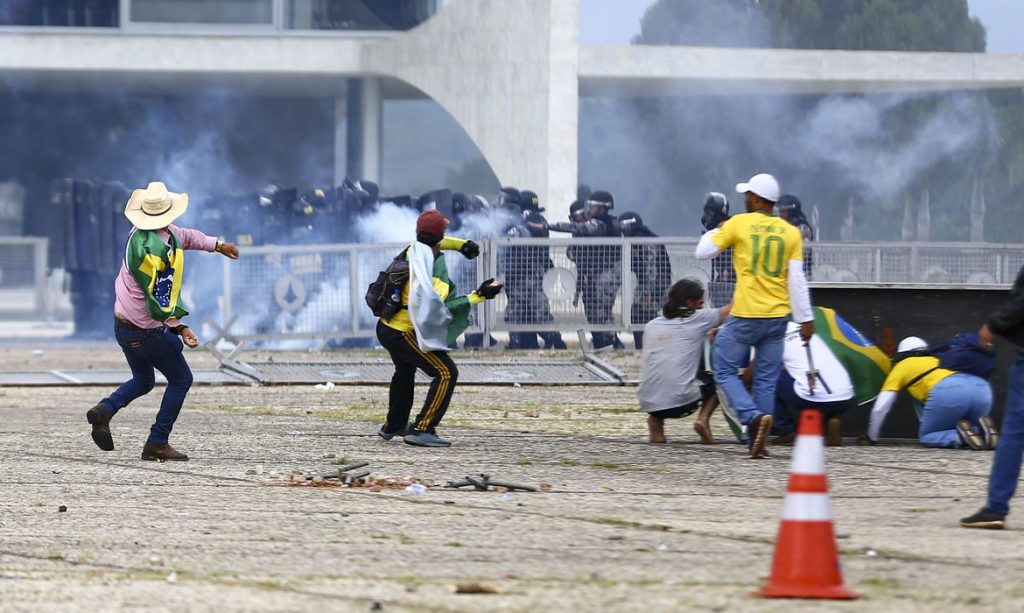 STF julga mais 250 denúncias sobre atos golpistas até esta segunda Manifestantes invadem Congresso, STF e Palácio do Planalto.