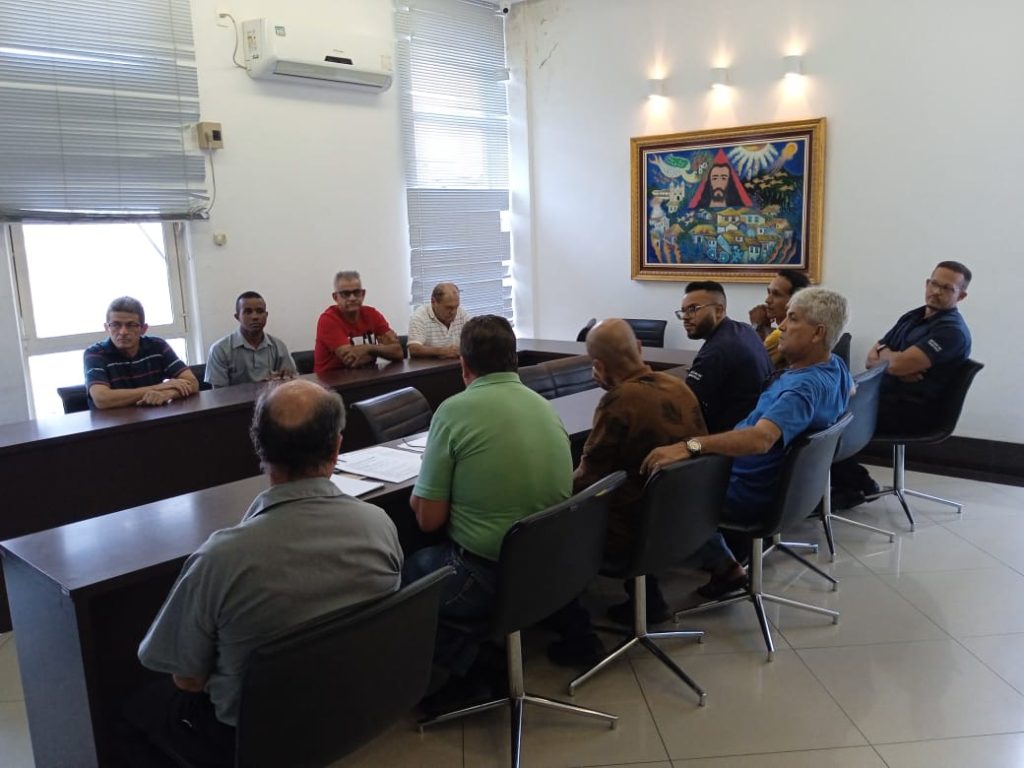 Motoristas de ônibus de linhas urbanas se revoltam contra Prefeito de Divinópolis, Gleidson Azevedo, por projeto prejudicial a categoria capa
