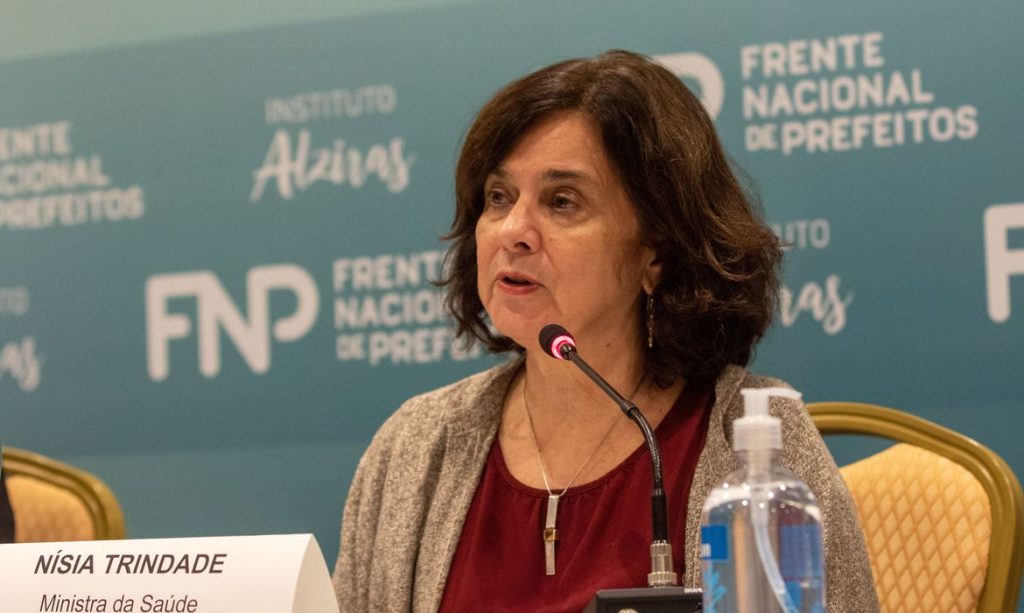 “É hora de intensificar a vacinação”, diz ministra da saúde sobre covid-19 nisia trindade - ministra da saúde