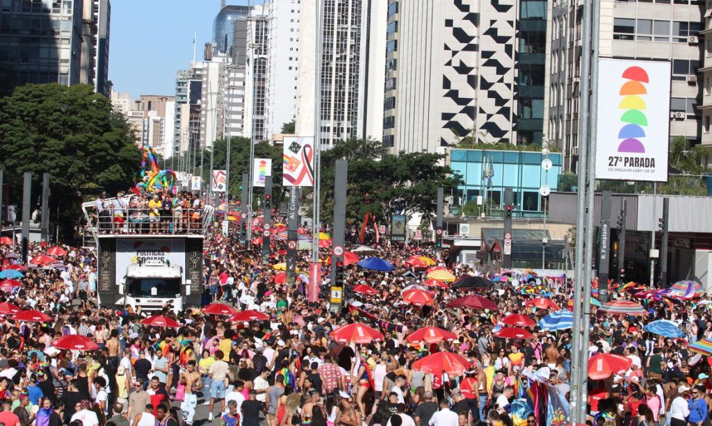 Parada LGBT une luta por políticas e festa na Avenida Paulista Parada GLBT+