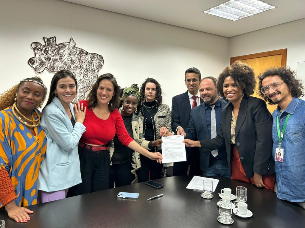 Frente Parlamentar pede providências contra "pastor" André Valadão, após falas homotransfóbicas e discurso de ódio Frente Parlamentar