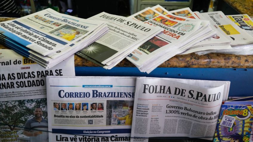 Circulação de jornais impressos despenca 16,1% em 2022; previsão para 2023 é queda ainda maior Jornais impressos