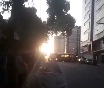 Batida entre dois ônibus urbanos deixa trânsito no centro de Divinópolis travado onibus