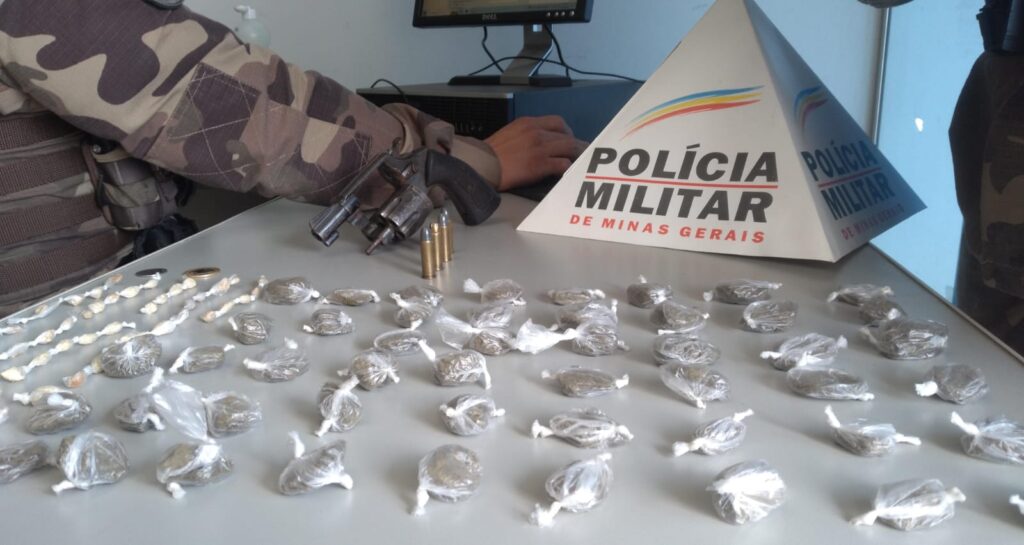 Traficante é alvejado nas nádegas ao tentar fugir de abordagem policial no Bairro Niterói em Divinópolis pmmg