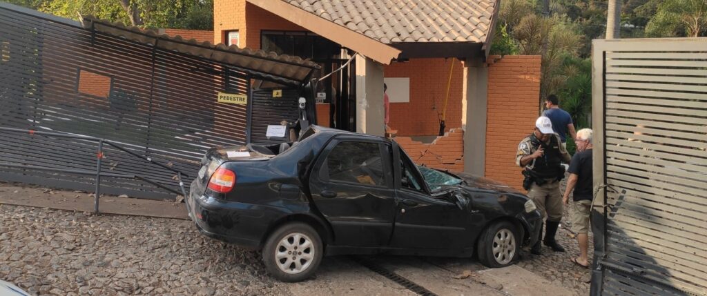 Itaúna: Motorista embriagado perde controle do veículo na MG-431 e colide contra portaria de condomínio WhatsApp Image 2023-09-04 at 08.30.04 (1)
