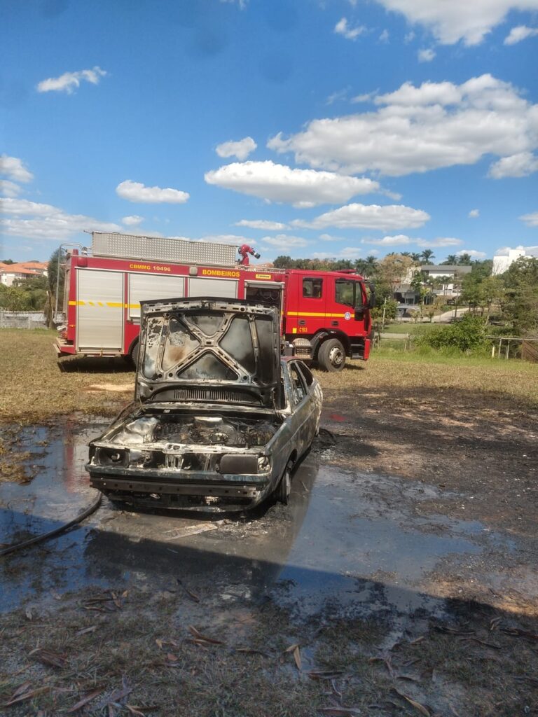 Carro espontaneamente pega fogo no bairro Realengo WhatsApp Image 2023-09-11 at 18.06.43 (1)