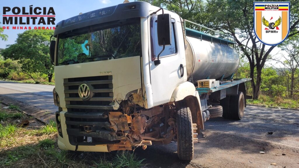 Três pessoas morrem em acidente na MG-423 caminhão