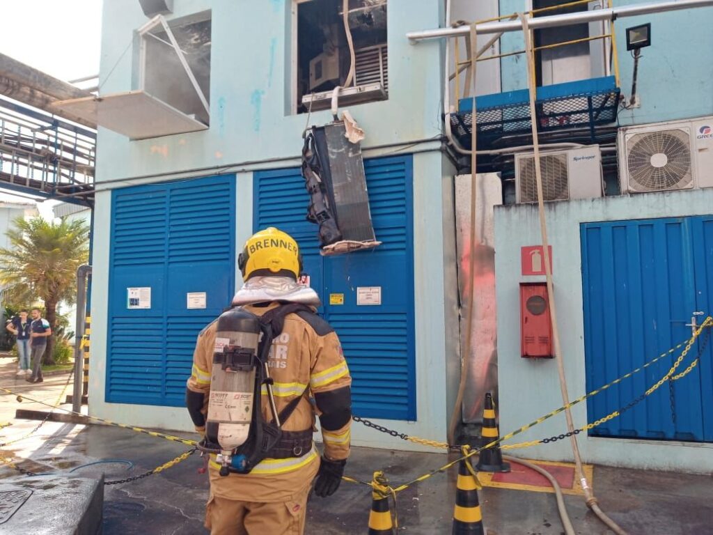 SAMU atende 22 vítimas de intoxicação em principio de incêndio em indústria farmacêutica de Lagoa da Prata Bombeiros