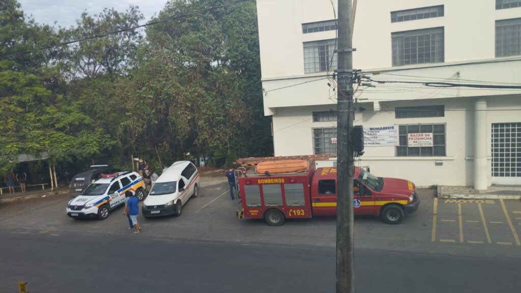 Corpo de homem é encontrado às margens do Rio Itapecerica no Bairro Esplanada, em Divinópolis Corpo de Bombeiros - corpo no rio Itapecerica