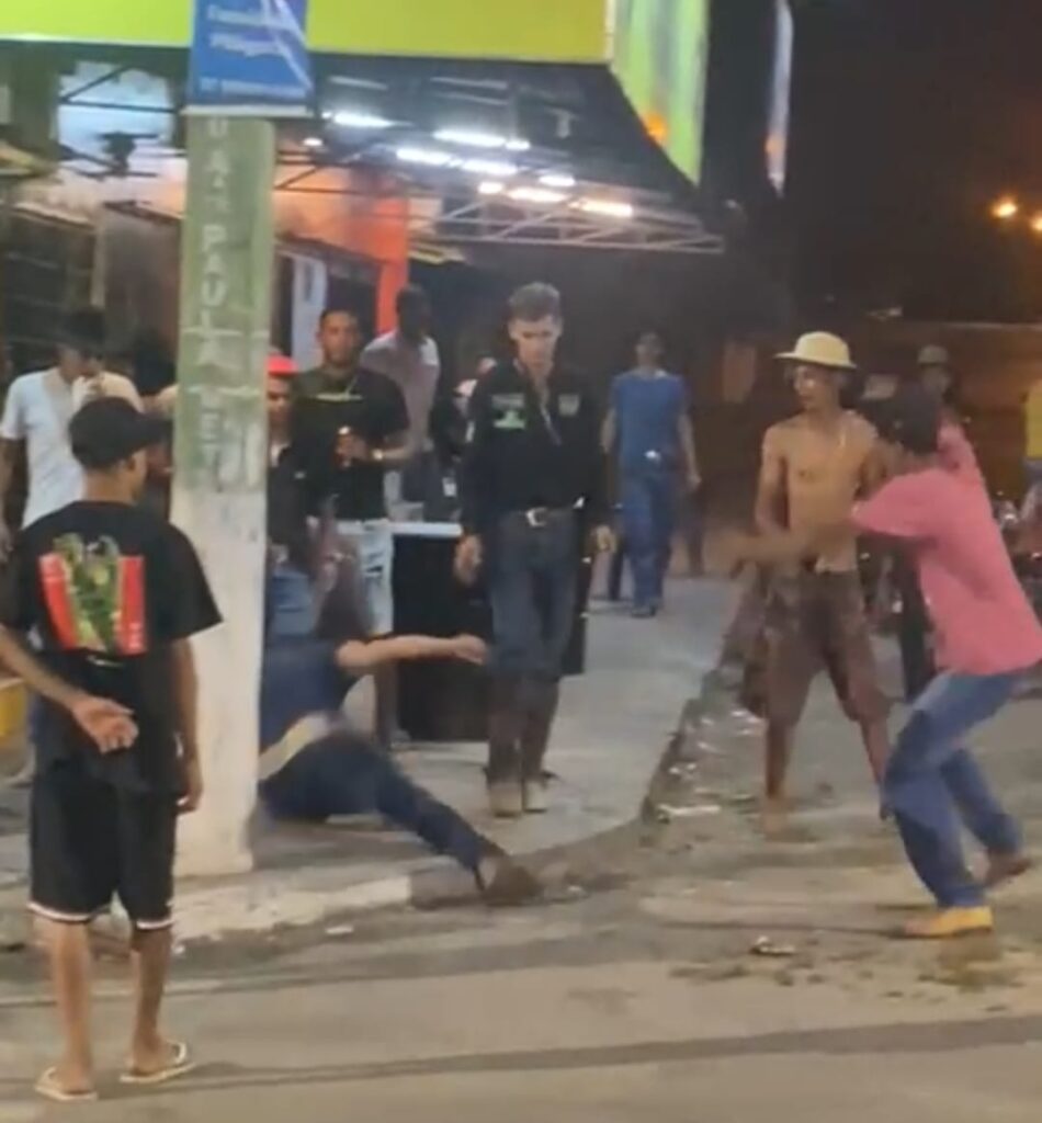Vídeo: Briga de jovens é registrada em bar de Ermida, bairro de Divinópolis briga