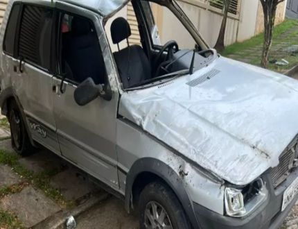 Bueiro sem tampa causa capotamento de carro no bairro Santa Clara em Divinópolis capotamento