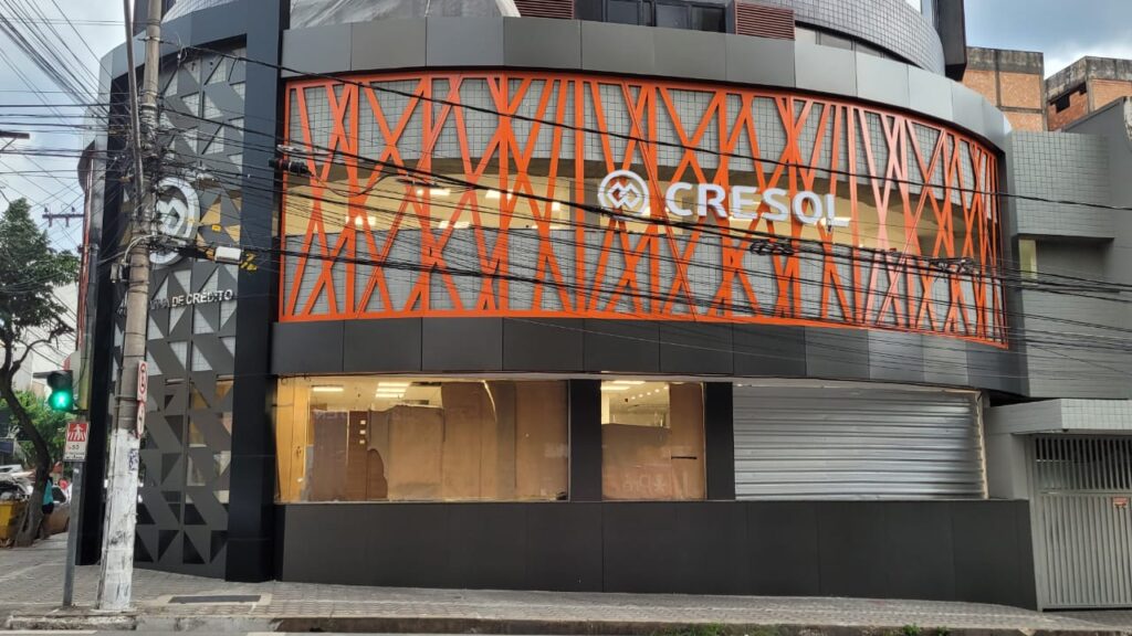 CRESOL Alto Vale chega ao coração de Divinópolis com fachada autêntica, representando arquitetura moderna e contemporânea em sua agência cressol