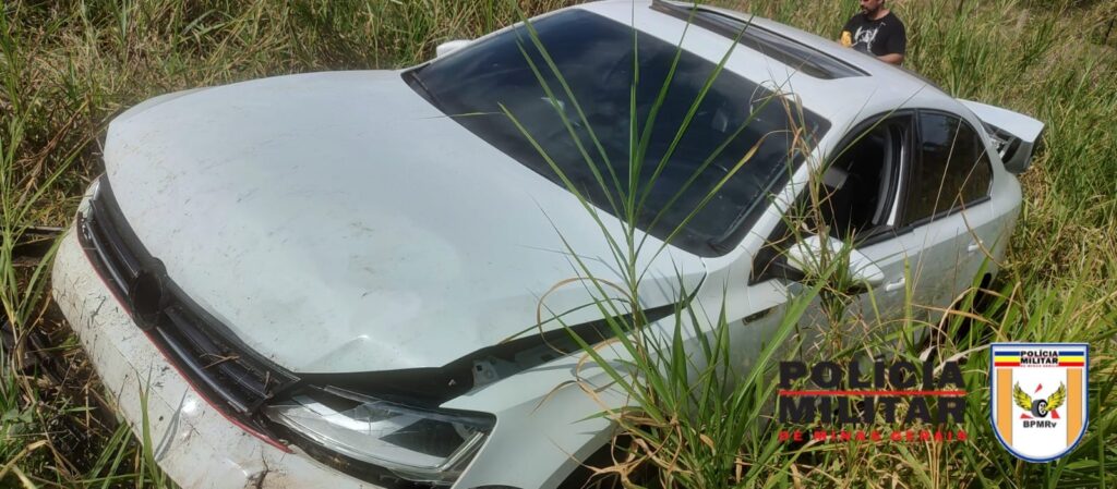 Motorista perde controle do veículo, bate em barranco e capota na BR-494 em Divinópolis jeta