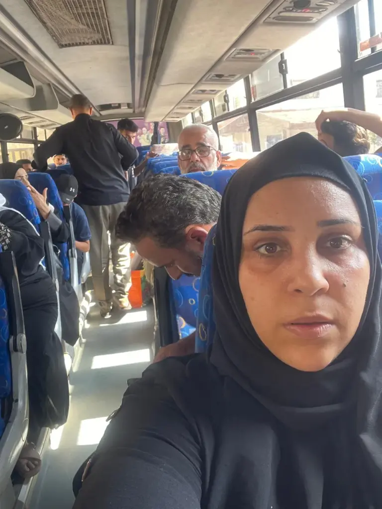 Grupo brasileiro cumpre primeira etapa da fuga da Faixa de Gaza e chega a Khan Yunis, próxima da fronteira com Egito onibus