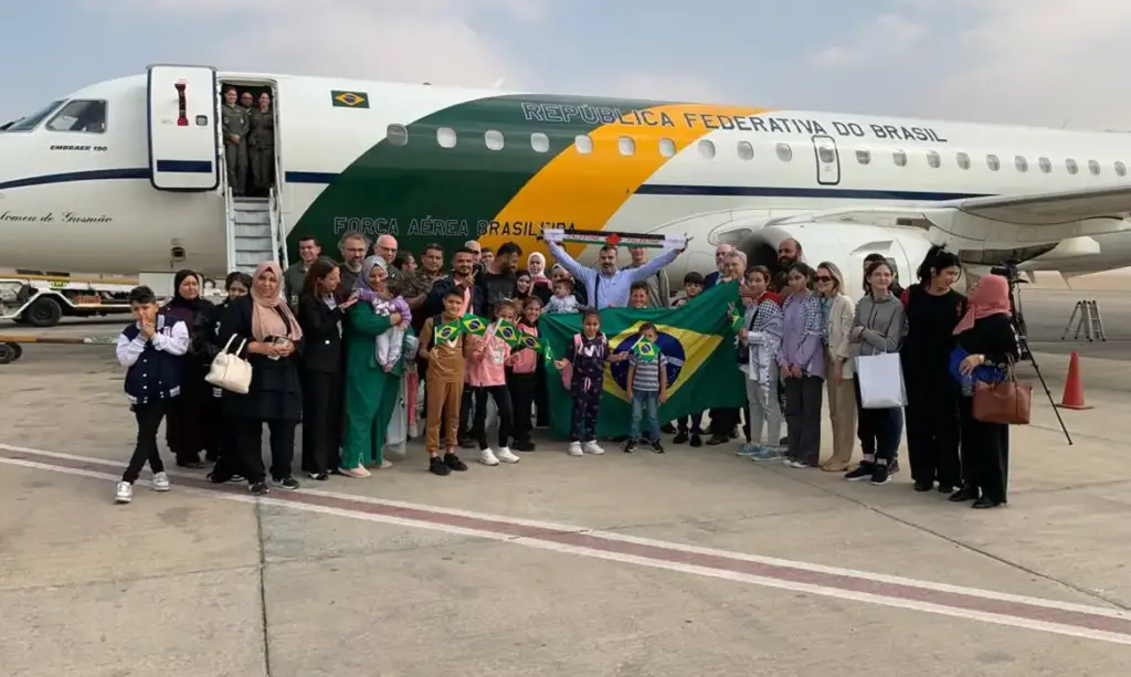 Brasileiros repatriados chegam na noite desta segunda ao Brasil Brasileiros Repatriados embarcaram na manhã desta segunda e devem chegar a noite em Brasília.