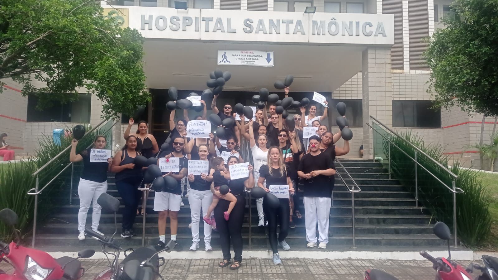 Profissionais de Saúde protestam em frente ao Hospital Santa Mônica, Rede Hapvida, em Divinópolis, para receberem ao piso salarial.