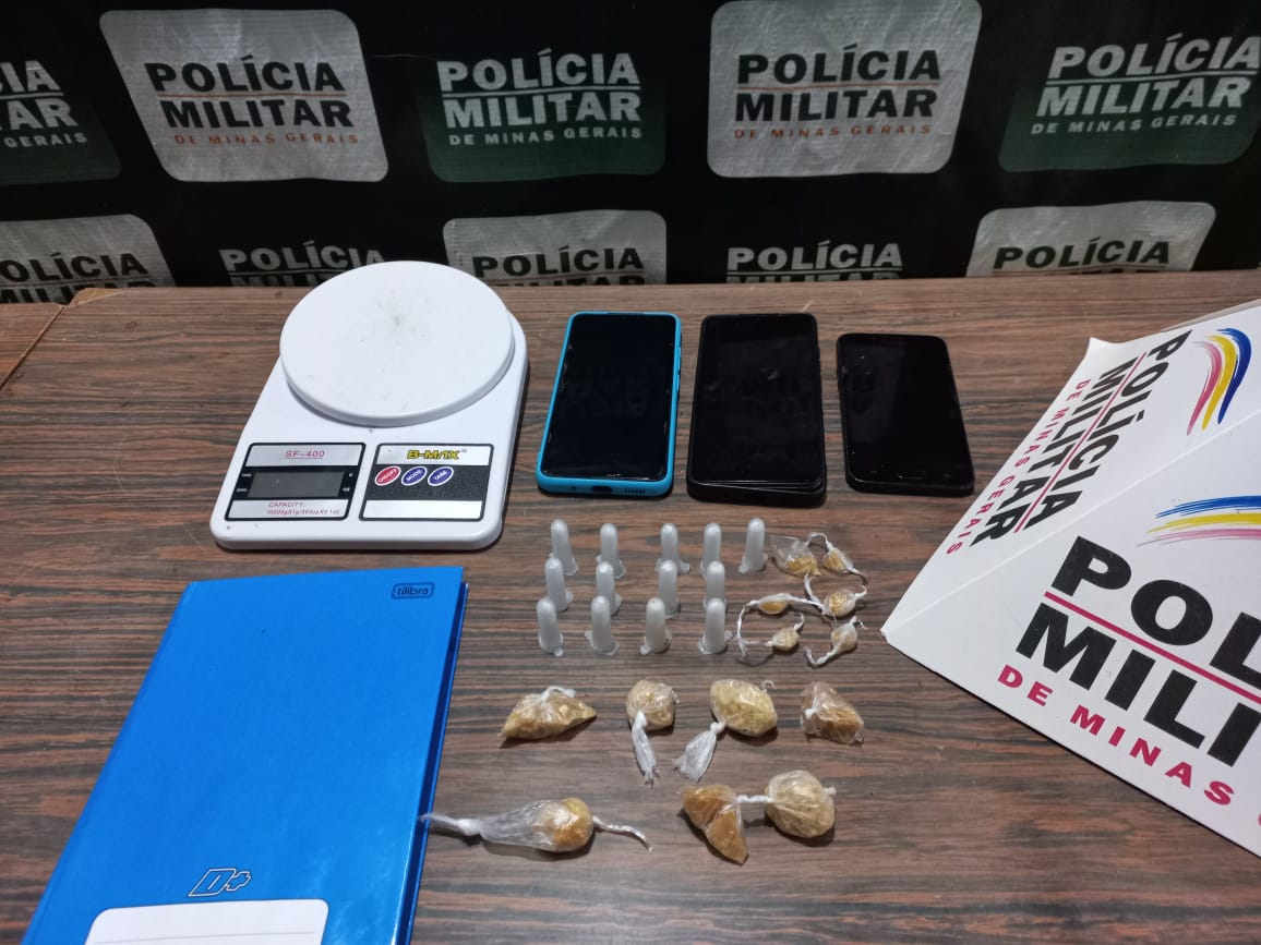 Mãe e filha são presas por tráfico de drogas em Pompéu nesta quarta-feira (29). Com elas diversas telefones e drogas foram apreendidos.