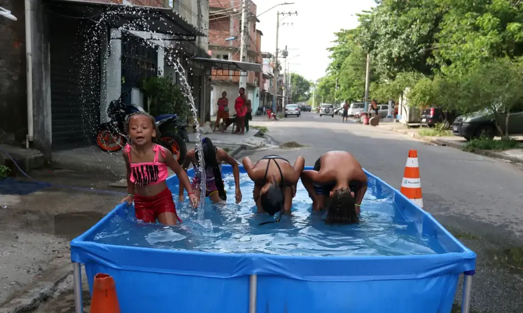 Rio tem calor recorde e sensação térmica beira os 60°C nesta sexta Rio tem calor recorde e sensação térmica beira os 60°C nesta sexta Medição é do serviço meteorológico da prefeitura, o Alerta Rio | Foto: Tânia Rego - Agência Brasil - Rio bate recorde de temperatura e sensação térmica beira 60ºC