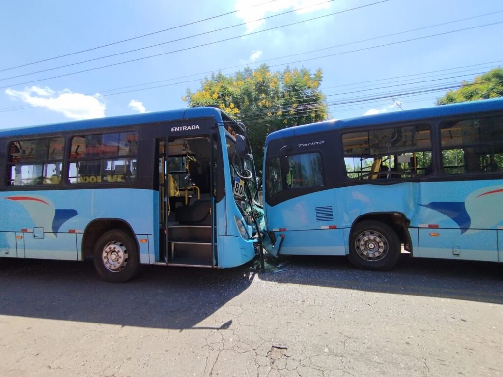 Acidente frontal entre dois ônibus em Pará de Minas deixa 15 feridos onibius - para de minas