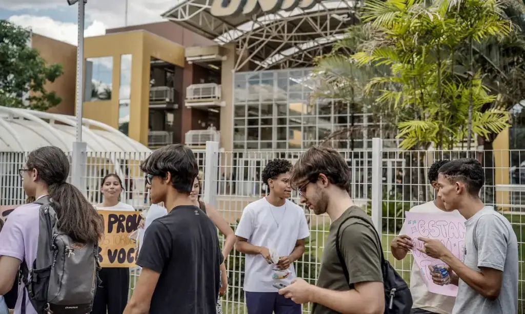 Saiba como funcionará o Programa Pé-de-Meia para estudantes baixa renda Saiba como funcionará o Programa Pé-de-Meia para estudantes baixa renda