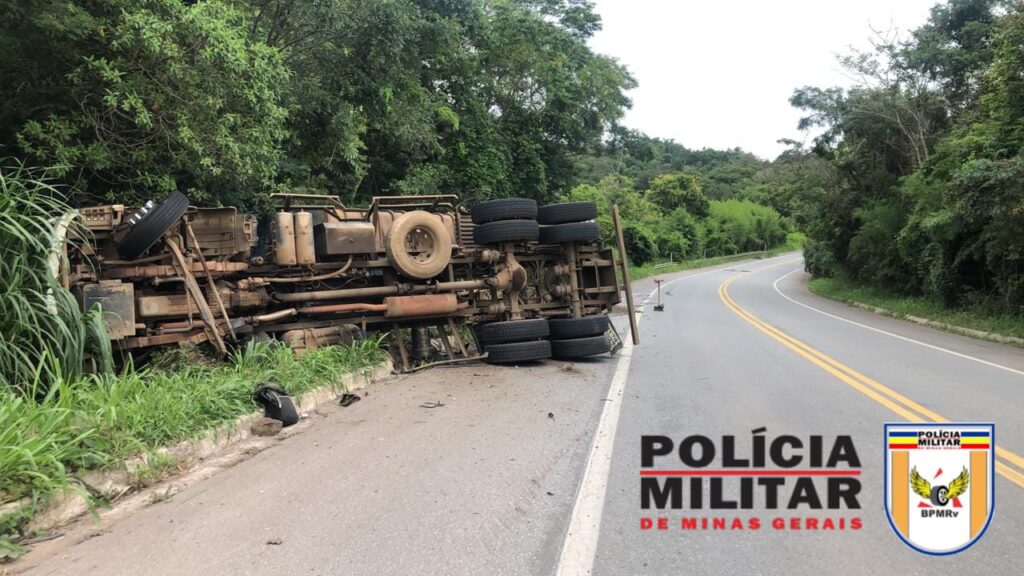 Carreta tem falha em sistema que segurava carga e tomba na BR-494 Carreta