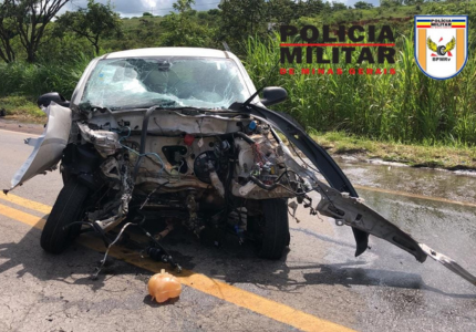 Carro fica destruído e mulhe fica ferida em acidente em estrada que liga Divinópolis e Nova Serrana