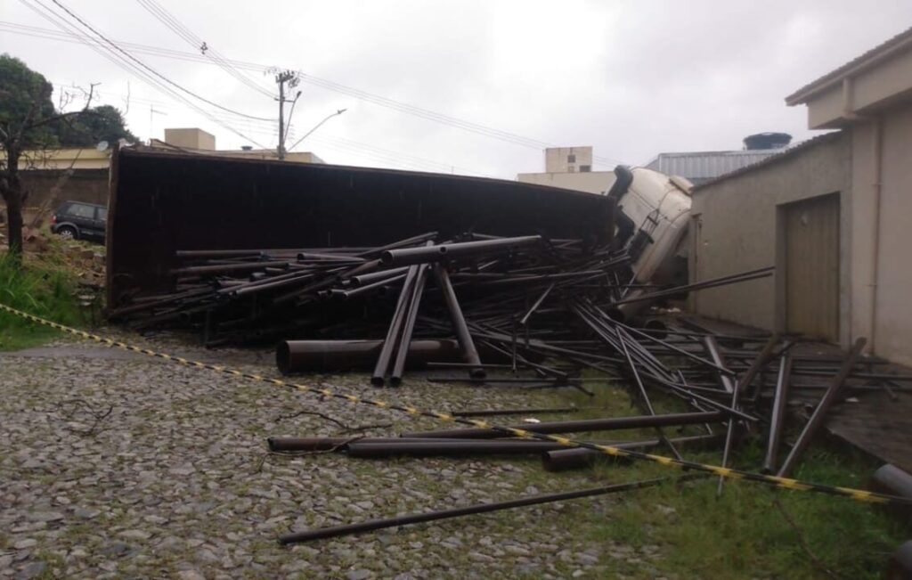 Carreta tomba e atinge muro no bairro Manoel Valinhas; Moradores questionam falta de planejamento e lentidão de obras da prefeitura Carreta tomba e atinge muro no bairro Manoel Valinhas; Moradores questionam falta de planejamento e lentidão da prefeitura em obras