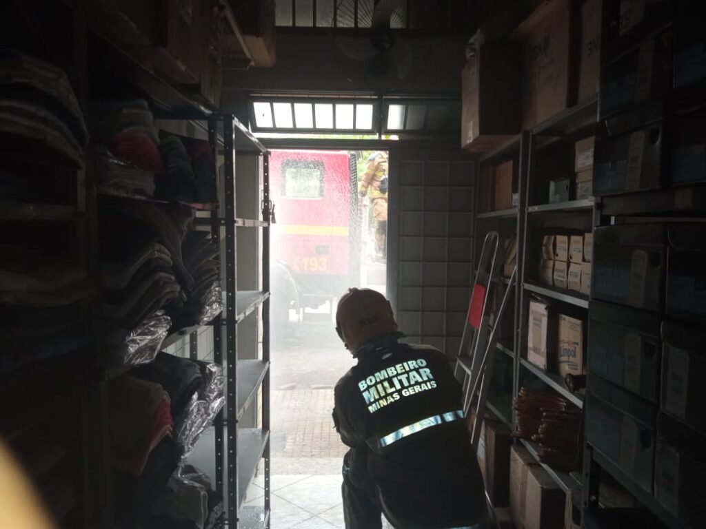 Ar condicionado causa incêndio em loja em Bom Despacho; proprietário e AVCB do estabelecimento não são encontrados Ar condicionado causa incêndio em loja em Bom Despacho; proprietário e AVCB do estabelecimento não são encontrados