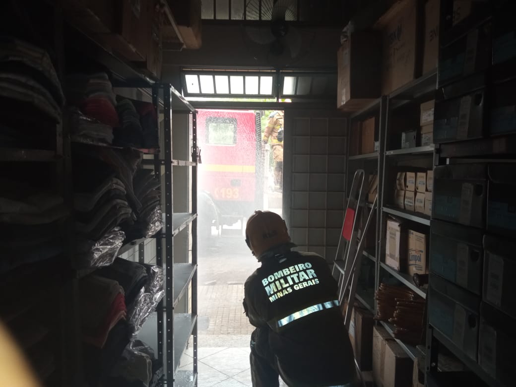 Ar condicionado causa incêndio em loja em Bom Despacho; proprietário e AVCB do estabelecimento não são encontrados