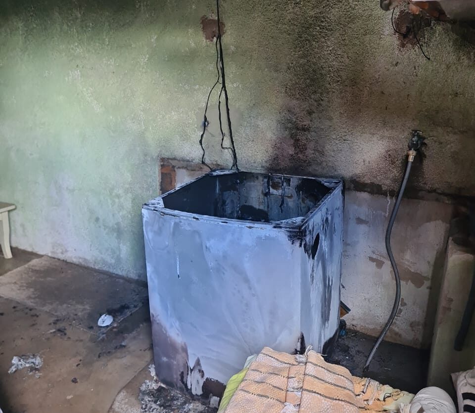 Máquina de lavar roupas pega fogo e provoca incêncio em Formiga