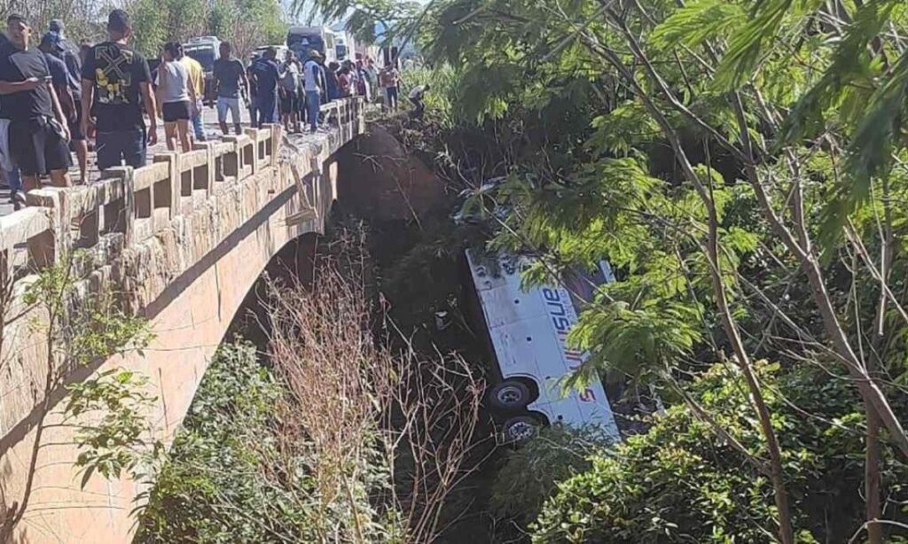 Sobe para 8 o número de mortes no acidente da BR-116 na cidade de Campanário em Minas; Há 43 pessoas feridas ONIBUS