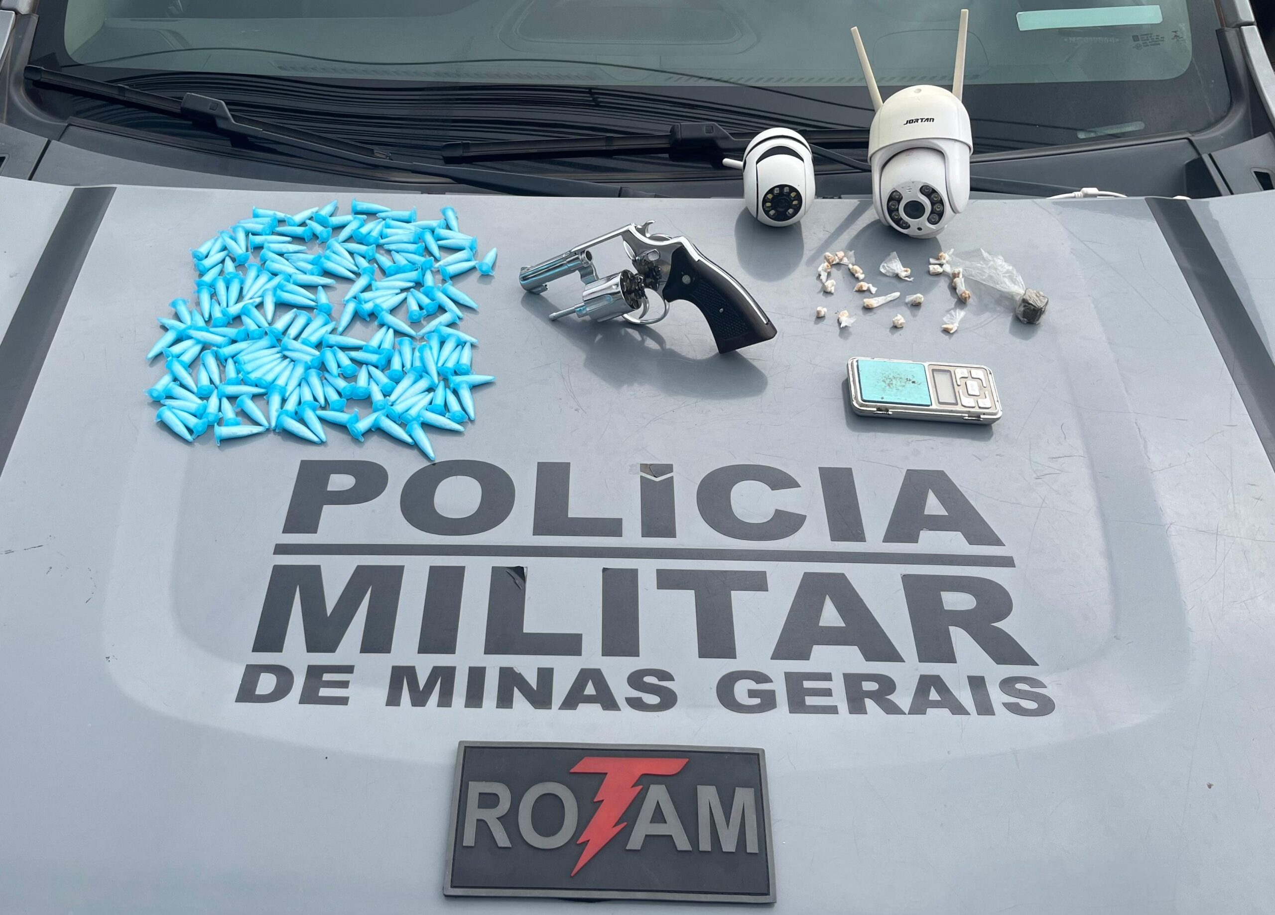 Operação policial no Bairro Manoel Valinhas resulta na prisão de suspeito de tráfico de drogas