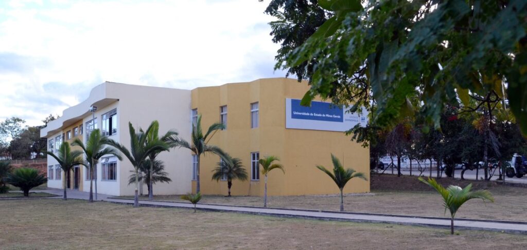 Alunos da UEMG podem ficar desempregados por falta de colação de grau Alunos da UEMG podem perder oportunidade de emprego por falta de respostas sobre colação de grau