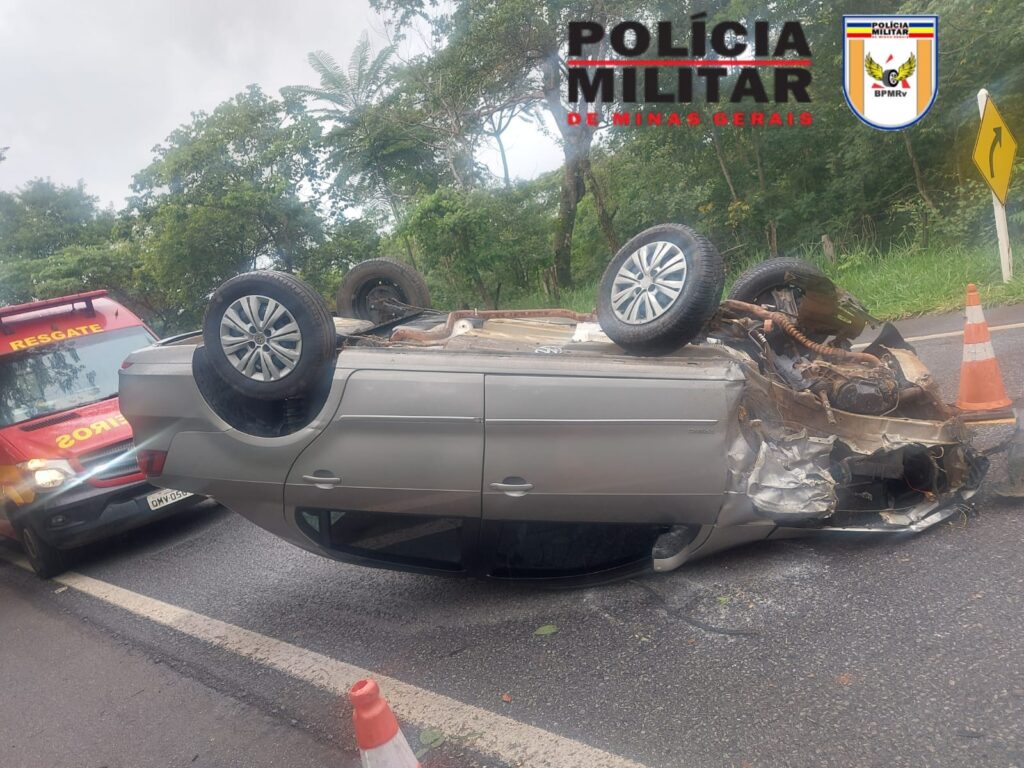 Veiculo bate em árvore e capota em Itaúna, na MG-050 capotgamento