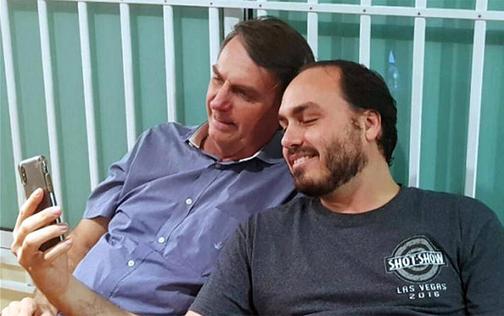 Urgente: Carlos Bolsonaro é alvo de operação de busca e apreensão pela PF; ex-presidente recebia materiais ilegais da ABIN carlos - bolsonaro