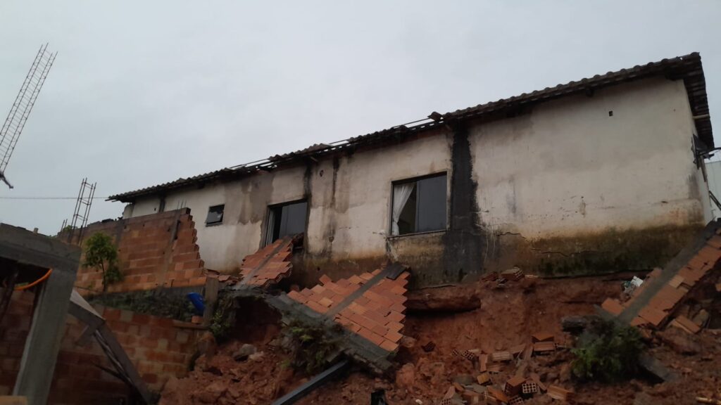 Divinópolis: Bombeiros interditam imóvel com risco de desabamento no Bairro São Roque; moradores foram retirados às pressas casa desabamento