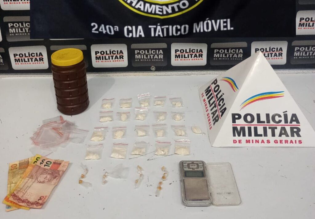 Adolescente de 15 anos é apreendido por tráfico de drogas no bairro Paraíso em Divinópolis Adolescente de 15 anos é apreendido por tráfico de drogas no bairro Paraíso em Divinópolis