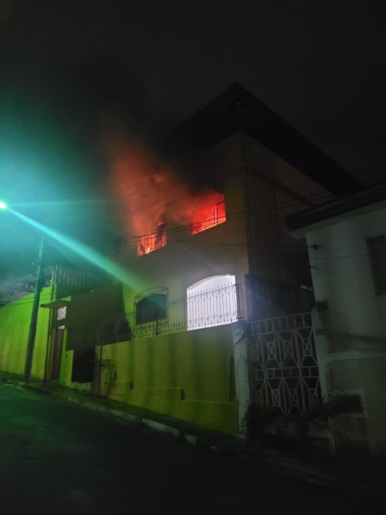 Briga de casal resulta em incêndio após um deles atear fogo na própria casa em Pitangui incendio em Pitangui