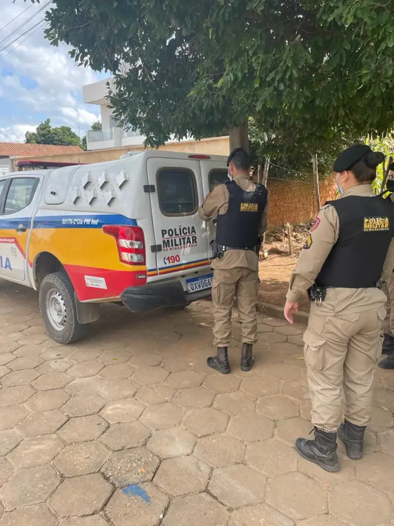 Divinópolis: Menor de 16 anos é apreendida pela Policia militar no bairro nações, por suspeita de tráfico de drogas policia militar