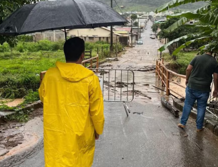 Chuvas fortes causam alagamento em Itapecerica; Situação é crítica em alguns pontos da cidade