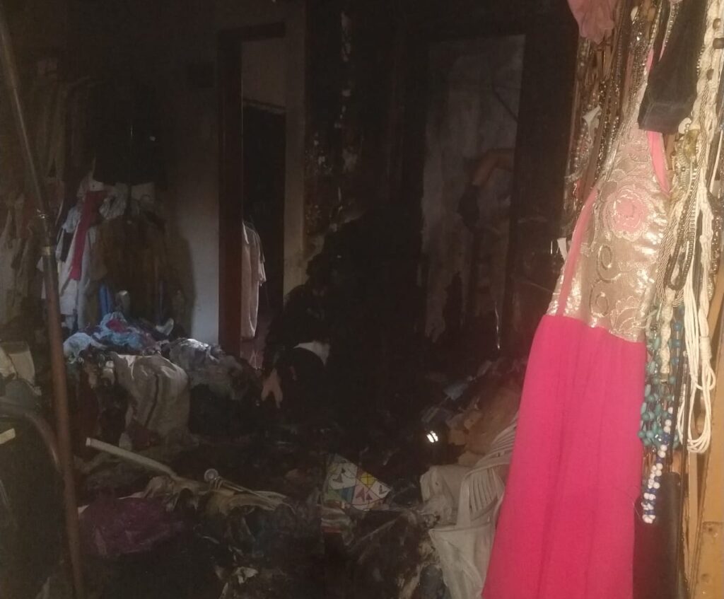 Brechó pega fogo durante a madrugada no centro de Divinópolis; roupas e móveis foram tomados pelas chamas Brecó pega fogo durante a madrugada no centro de Divinópolis