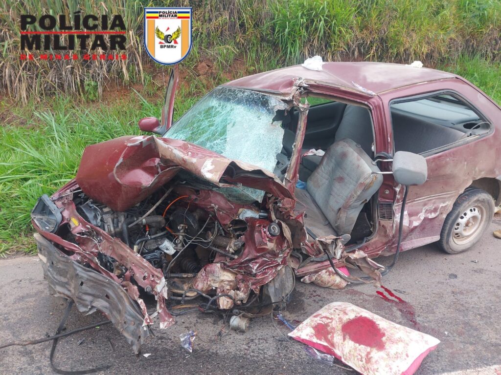 Colisão entre carro e caminhão deixa um homem inconsciente; Passageira assume que eles estavam alcoolizados Colicação em itauna